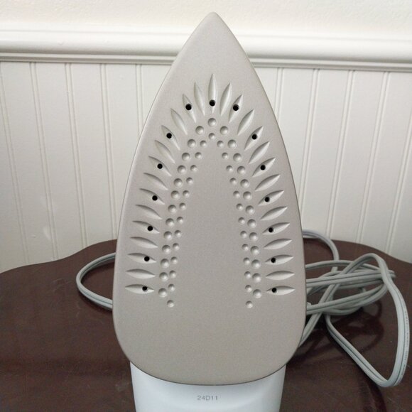 Panasonic 1500W Advanced Titanium Coated Sole Plate Vertical Steam/Dry Iron - Picture 13 of 15